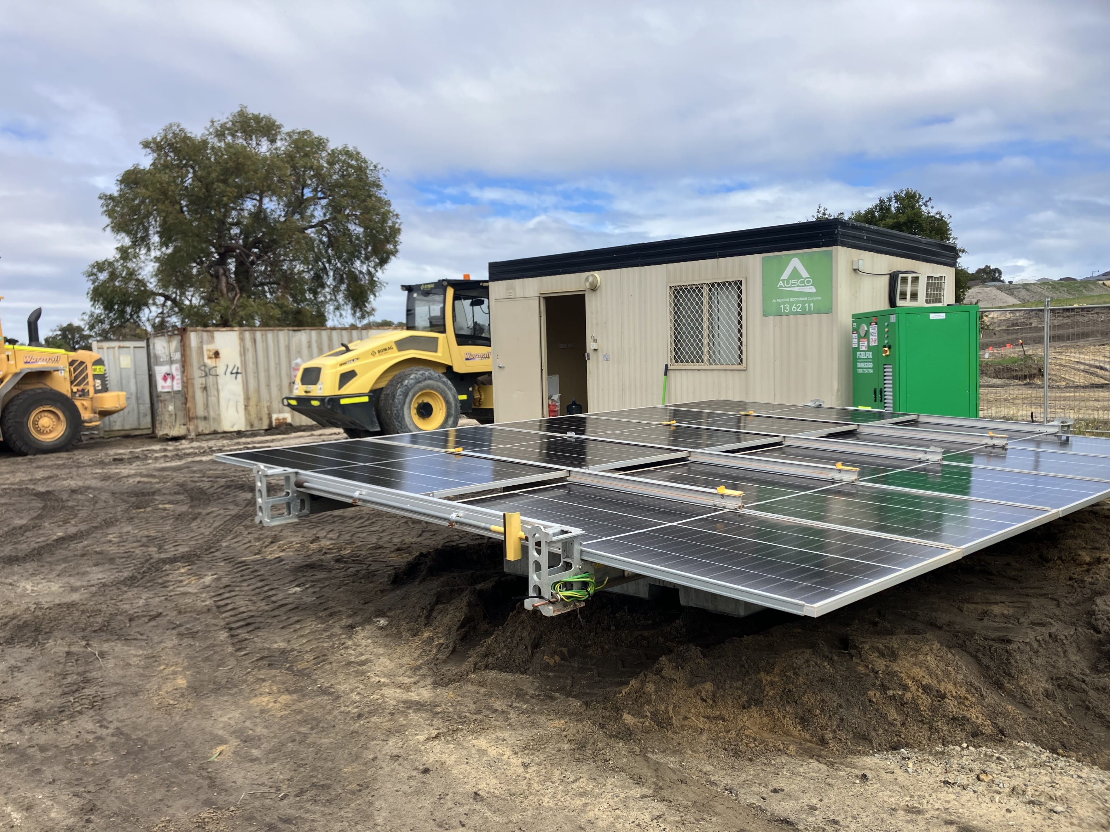 hybrid powers system combining a BESS battery energy storage unit with a 5kW solar array to power a construction site office crib.